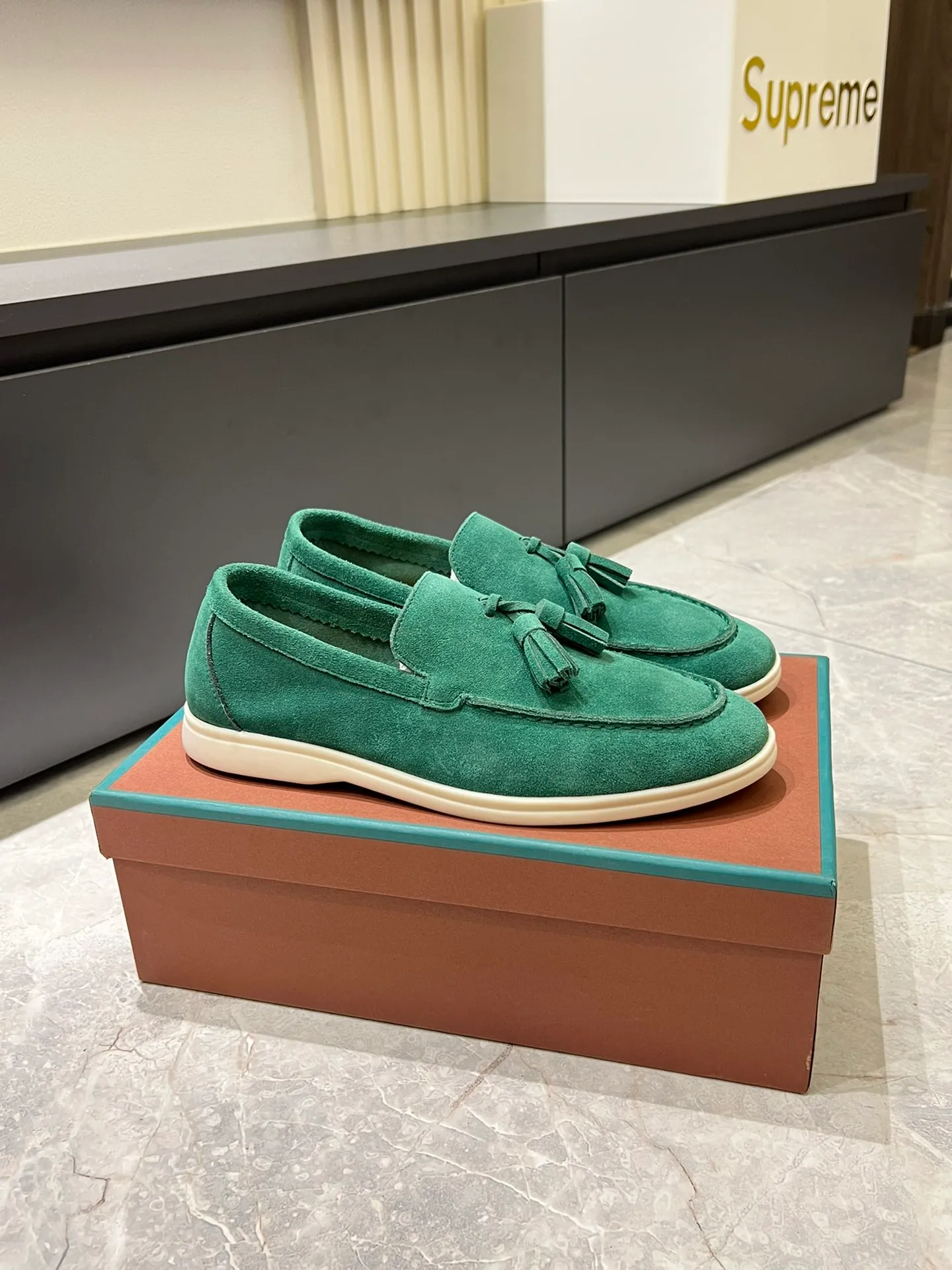 Men's shoes 💰p360 "Loro men's shoes 💰pian'*" Classic L men's shoes for couples 💰p Top version British flat loafers, a must-have item in old money style, the minimalist design is eye-catching and durable, a plus point for dressing The soft foot feel and texture are outstanding. They don’t scratch your feet and are very nice. They are matched with soft and waxy soles. They can be worn daily for a long time without getting tired. They are easy to wear, versatile and classic items, with perfect foot feel and texture! Imported cashmere fabric, the lining is made of imported A-grade water-dyed cow lining, the top version of the genuine leather midsole is sewn with pure handmade mark thread! Size: Female 35-40 (34. Customized) Male 38-44 (45.46. Customized)
